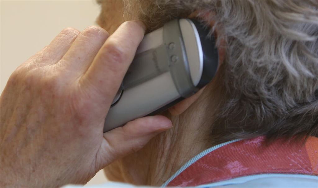 Gerade ältere Menschen werden immer wieder zu Opfern von Betrügern am Telefon. Symbolfoto: Archiv