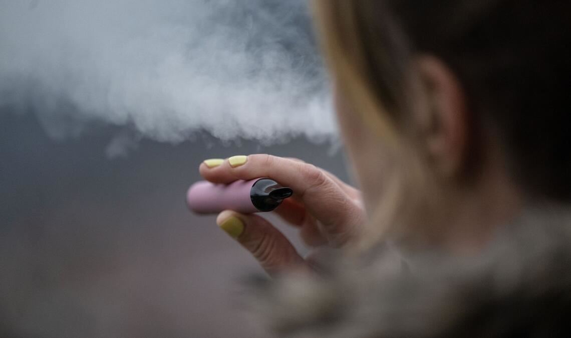 Gerade bei jungen Menschen sind E-Zigaretten beliebt.