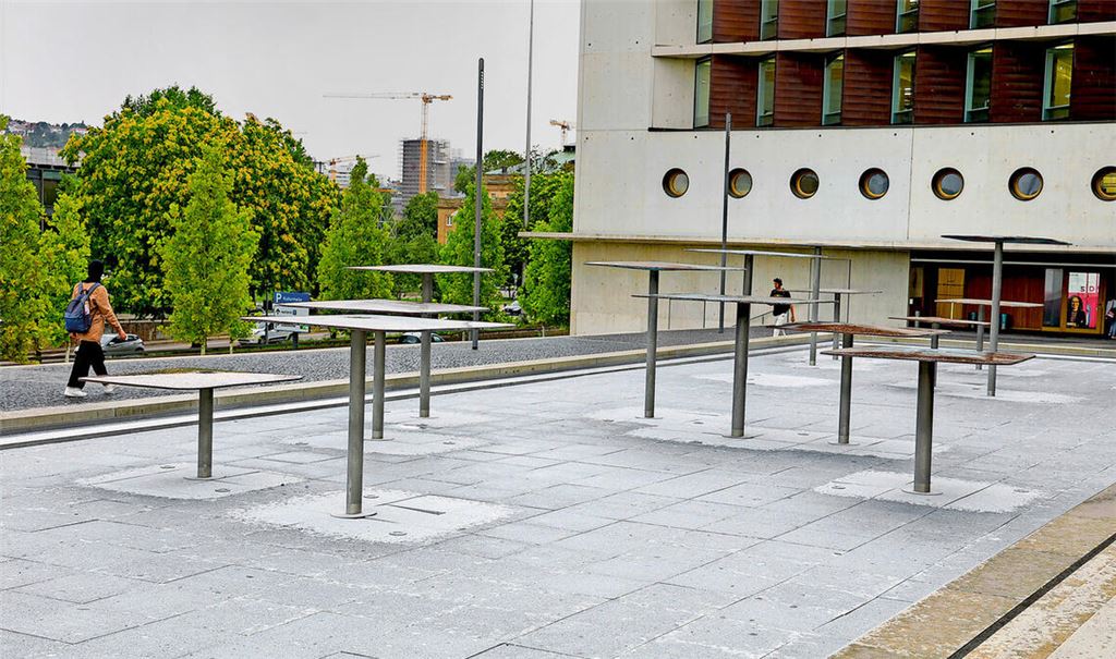 Gerade erst gefüllt, jetzt schon wieder leer: der Fitz-Faller-Brunnen vor der Landesbibliothek