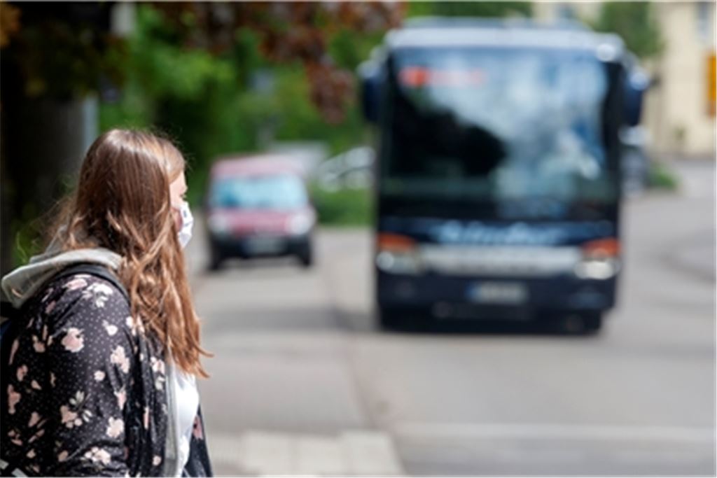 Gerade für Kinder und Jugendliche ist das tägliche Busfahren zur Schule nach Maulbronn und zurück kein Zuckerschlecken. Das und mehr soll künftig besser werden, wobei die Stadt beim zuständigen Enzkreis nur auf Nachbesserungen drängen kann. Besonders bei der Linie 700 und 735 sehen Verwaltung und Gemeinderat Optimierungsbedarf. Archivfoto: Fotomoment