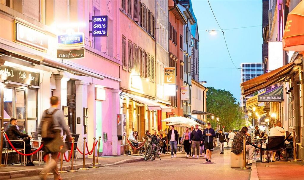 Gerade im Sommer geht es in der Leonhardstraße auch mal lauter zu, wenn Feiernde die Straße vor den Bars bevölkern.