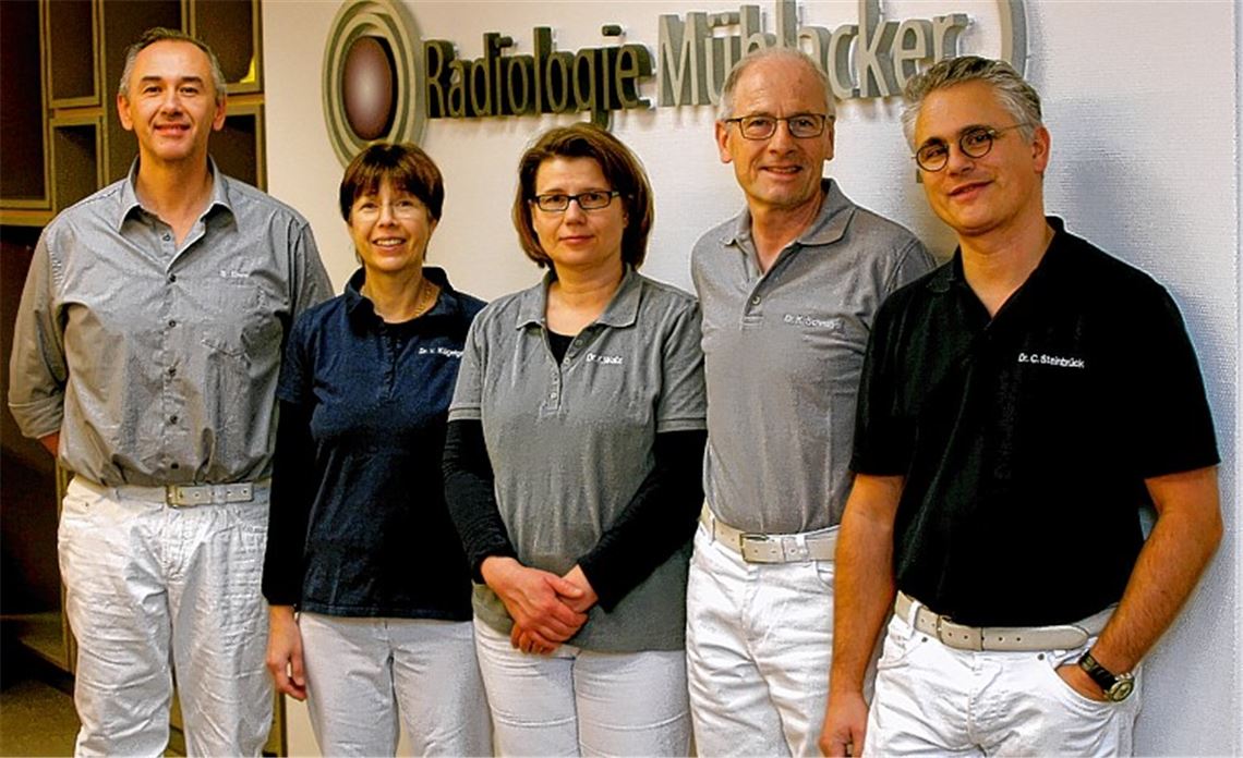 Geräumiger, moderner und vor allem mit neuer Diagnose-Technik: die Radiologie Mühlacker, die sich seit heute am Krankenhaus befindet. Darüber freut sich das Ärzteteam der Praxis mit (v. li.) Bruno Elkes, Oda von Kügelgen, Tanja Walz, Karl Schnabel und Christian Steinbrück. Foto: Kollros