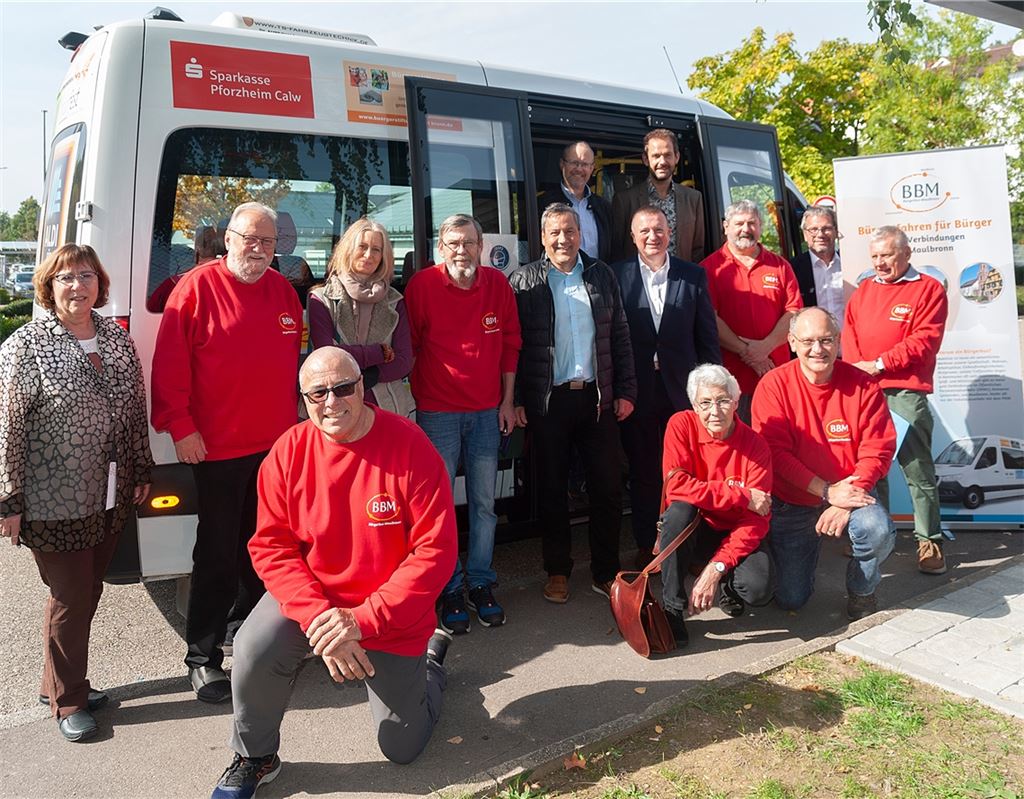 Gerd Owczarek (6. von li., mittlere Reihe) übergibt in Anwesenheit von Landrat Bastian Rosenau (hinten re.) die Spenden an die Vertreter der Bürgerbusvereine. Foto: Fotomoment