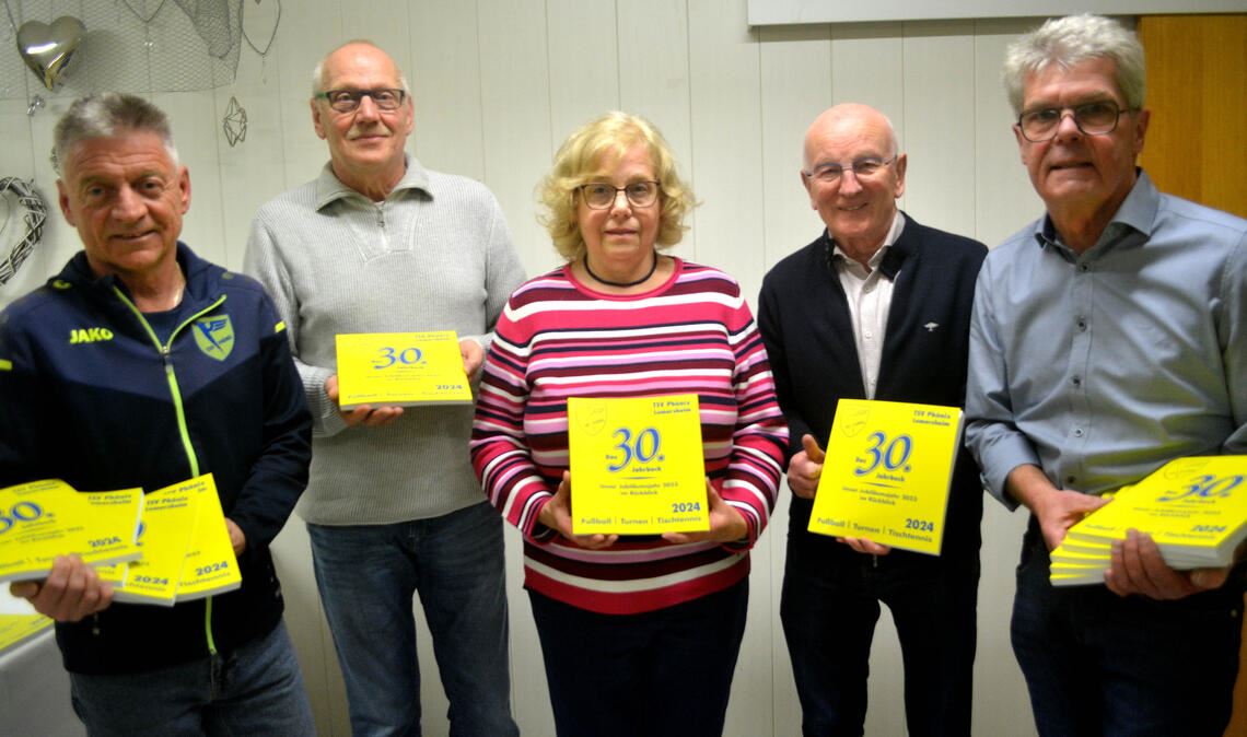 Gerd Thieme, Reinhard Scholz, Ingrid Guhl, Ulrich Rümmelin und Karlheinz Mannhardt (v.l.) stellen das 30. Jahrbuch des TSV Phönix Lomersheim vor. Foto: Stahlfeld