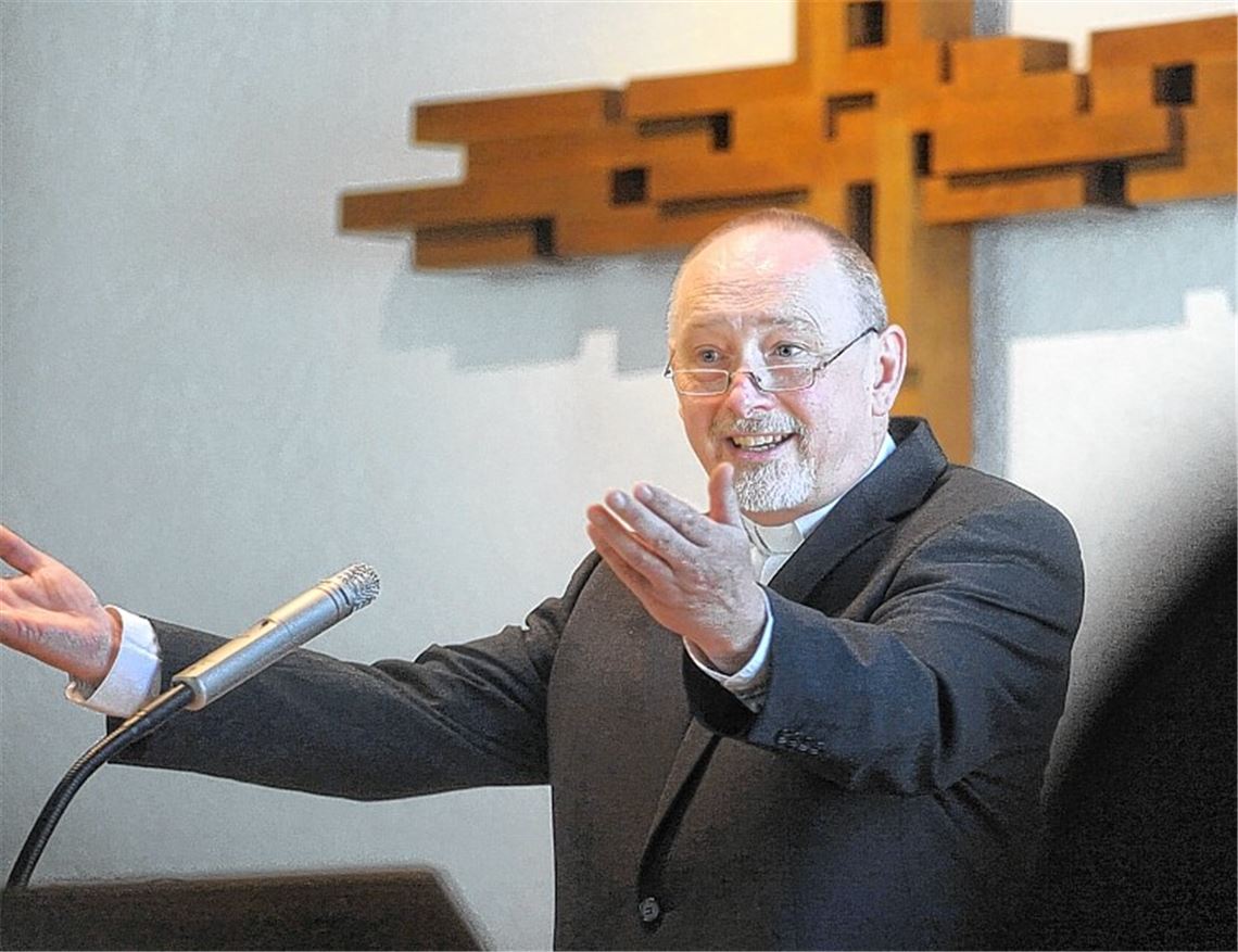 Neuer Pastor zieht den Hut