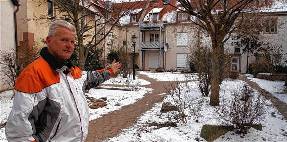 Gerhard Hudak weist auf ein künftiges Betätigungsfeld hin: Das Gewerbeforum Wiernsheim möchte einen Beitrag zur Neugestaltung des Klosterhofs leisten. 