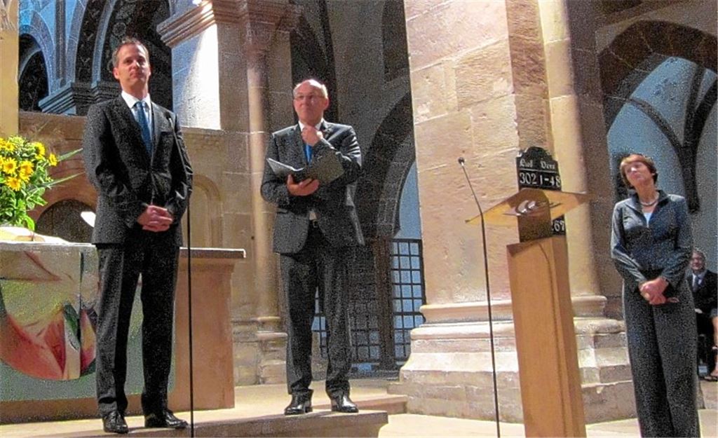 Gerhard Keitel, der neue Ephorus des Seminars in Maulbronn, wird in der Klosterkirche von Oberkirchenrat Werner Baur und Regierungsschuldirektorin Dagmar Ruder-Aichelin vorgestellt. Foto: Rieger