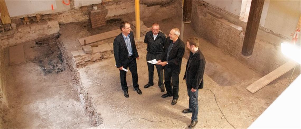 Gerhard Keitel (v.li.), Peter Braun, Baudirektor Gerhard Habermann und Projektleiter Holger Probst diskutieren den Baufortgang.