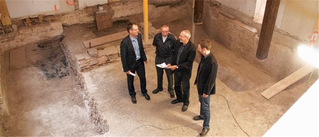 Gerhard Keitel (v.li.), Peter Braun, Baudirektor Gerhard Habermann und Projektleiter Holger Probst diskutieren den Baufortgang.