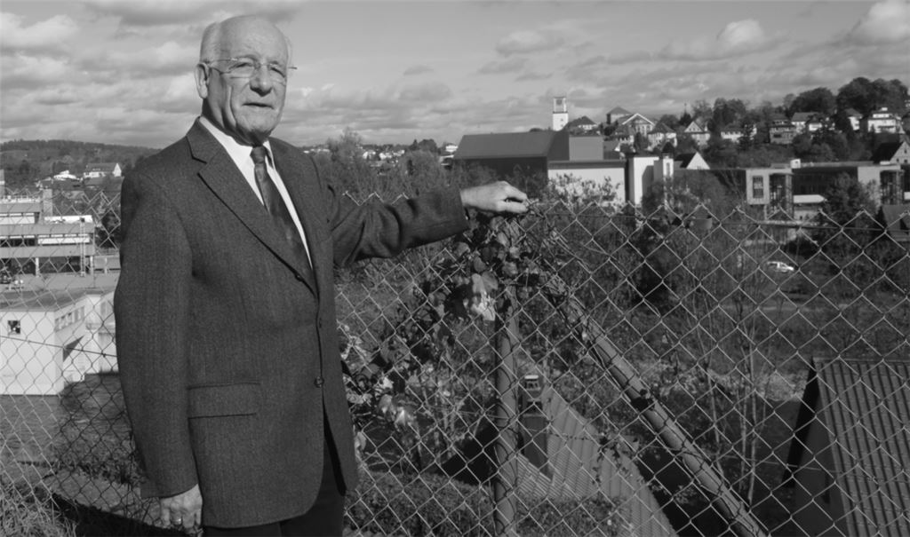 Gerhard Knapp blickt auf „sein“ Mühlacker: Diese Aufnahme entstand für einen Artikel zum 85. Geburtstag 2013. Foto: Archiv Mühlacker Tagblatt