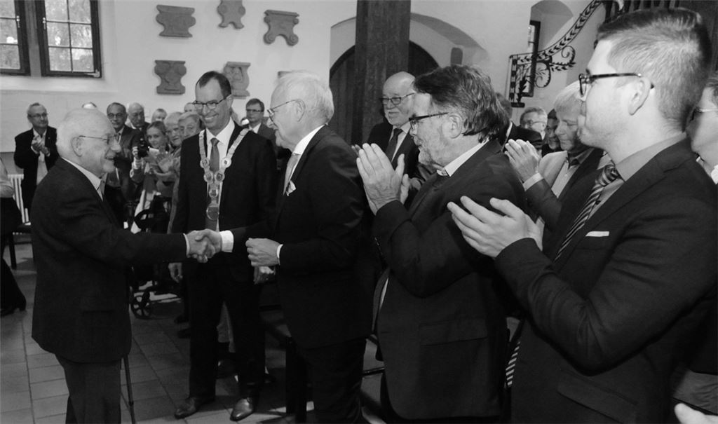 Gerhard Knapp (li.) genoss große Wertschätzung. Zu seinem 90. Geburtstag 2018 würdigten ihn Vertreter des öffentlichen Lebens mit einem Empfang. Foto: Archiv