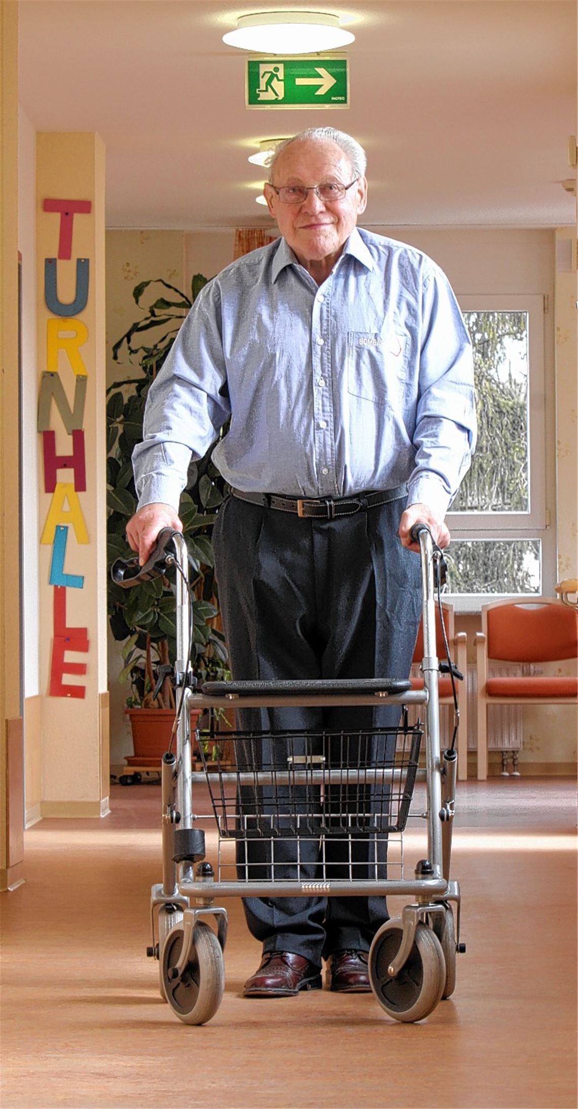 Gerhard Maulick mit seinem Rollator auf dem Flur im St. Clara. Der 85-Jährige kämpft sich nach dem Schlaganfall Schritt für Schritt zurück in sein neues Leben. 