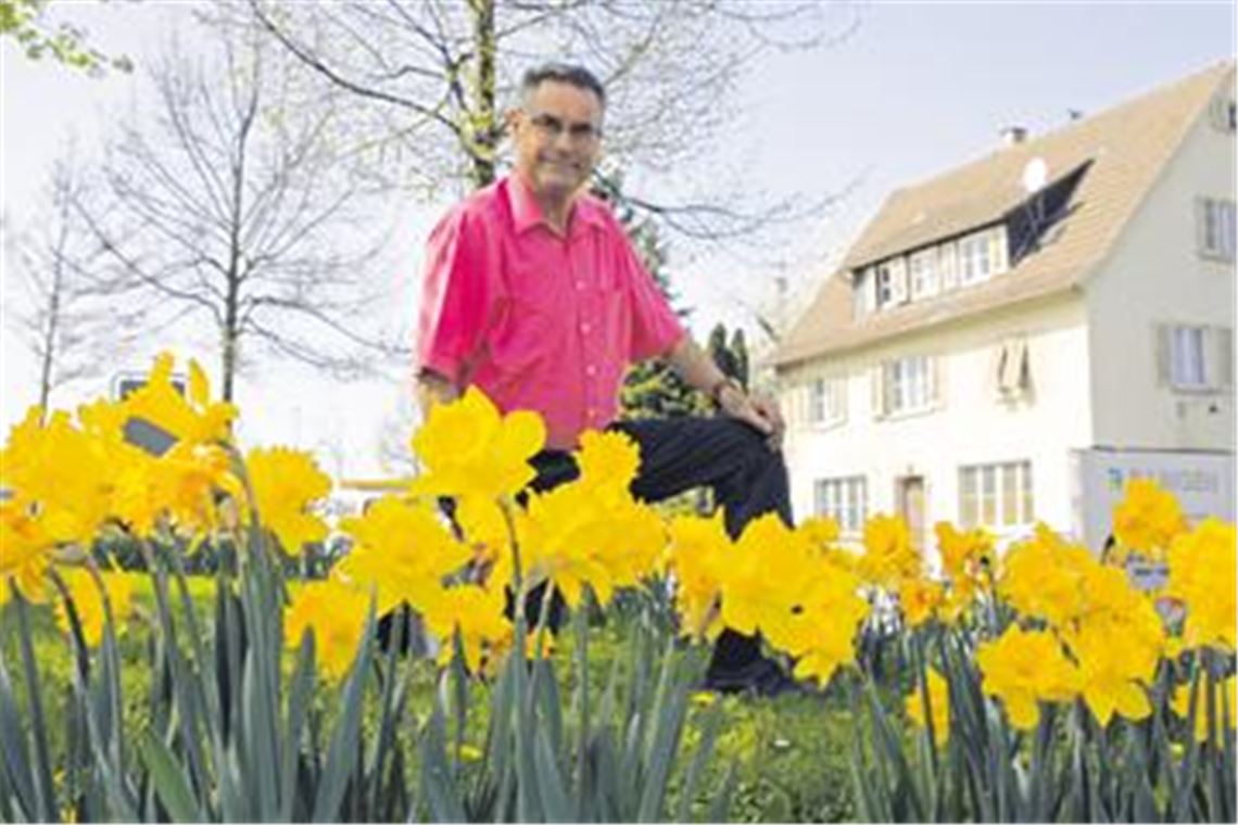Gerhard Müller bringt mit großem ehrenamtlichen Einsatz Farbe in die Illinger Grünanlagen. Seine Aktion Illingen soll blühen läuft weiter. Foto: Goertz