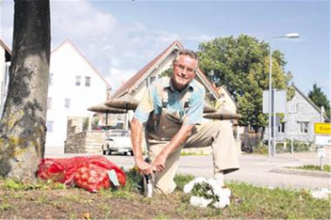 Gerhard Müller steckt am Kreisverkehr in Bahnhofsnähe rund 2000 Blumenzwiebeln. Foto: Goertz
