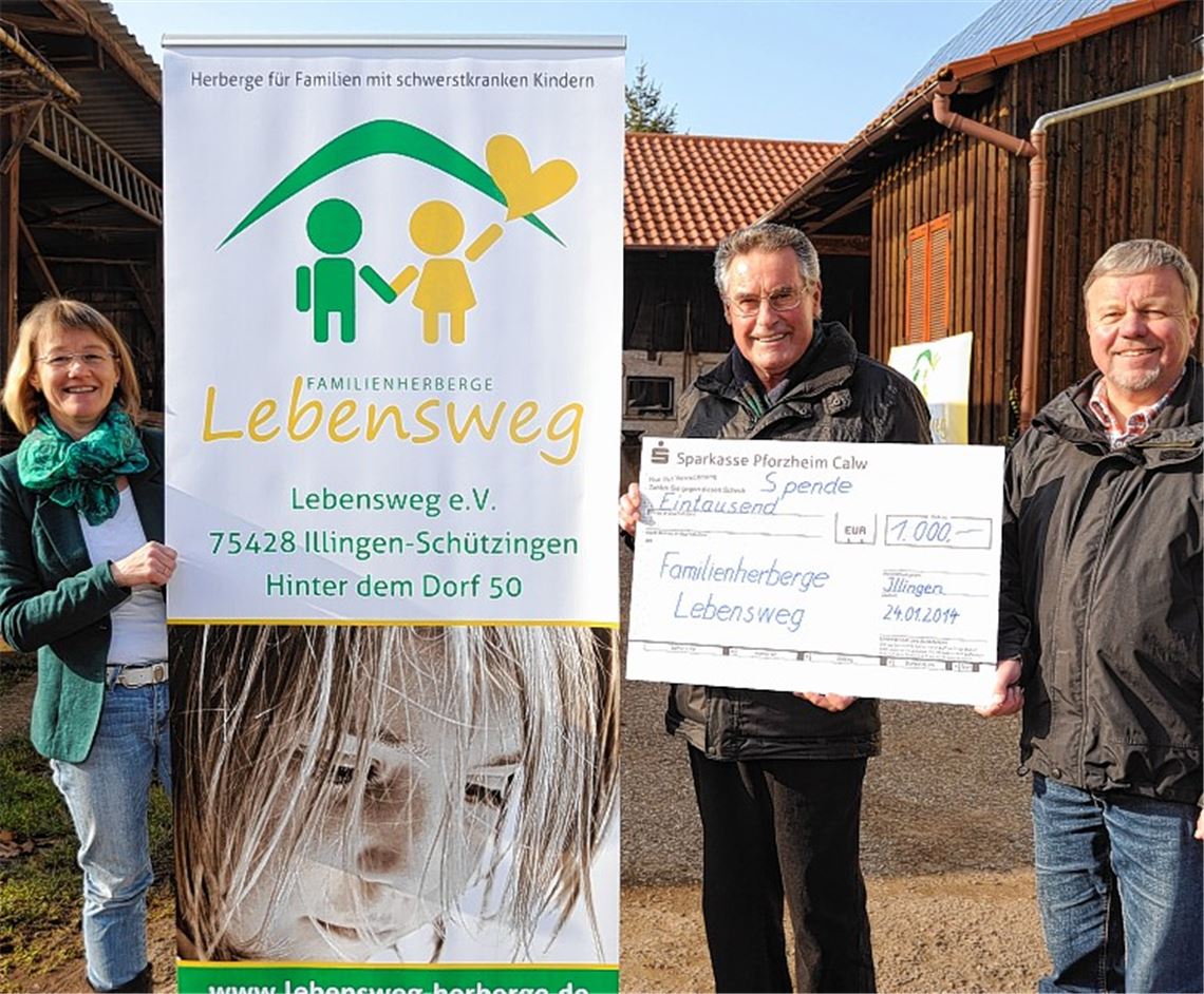 Gerhard Müller übergibt einen symbolischen Scheck über 1000 Euro an Karin Eckstein und Walter Oehrle (re.).