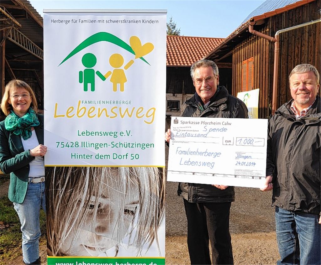 Gerhard Müller übergibt einen symbolischen Scheck über 1000 Euro an Karin Eckstein und Walter Oehrle (re.).