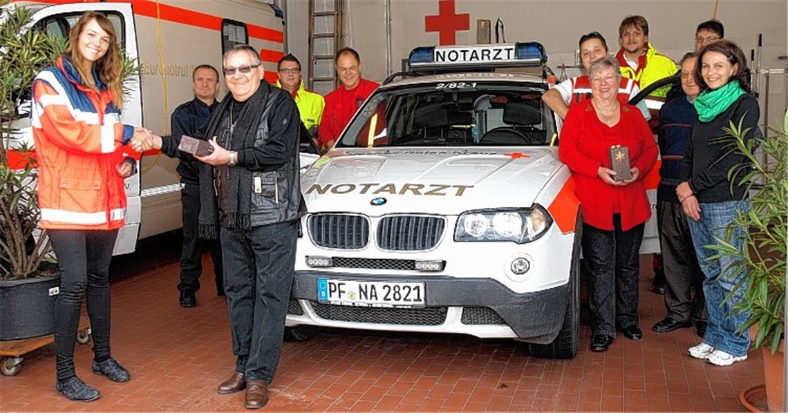 Gerhard Ott (3. v. li. ) überreicht Franziska Szabo vom Notarztteam ihr Weihnachtspräsent. Foto: Appich