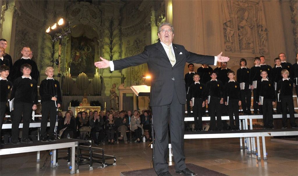 Gerhard Schmidt-Gaden, der Gründer des Tölzer Knabenchors, bei einem Konzert im Jahre 2010. Nun ist der Dirigent im Alter von 88 Jahren gestorben. (Archivbild)
