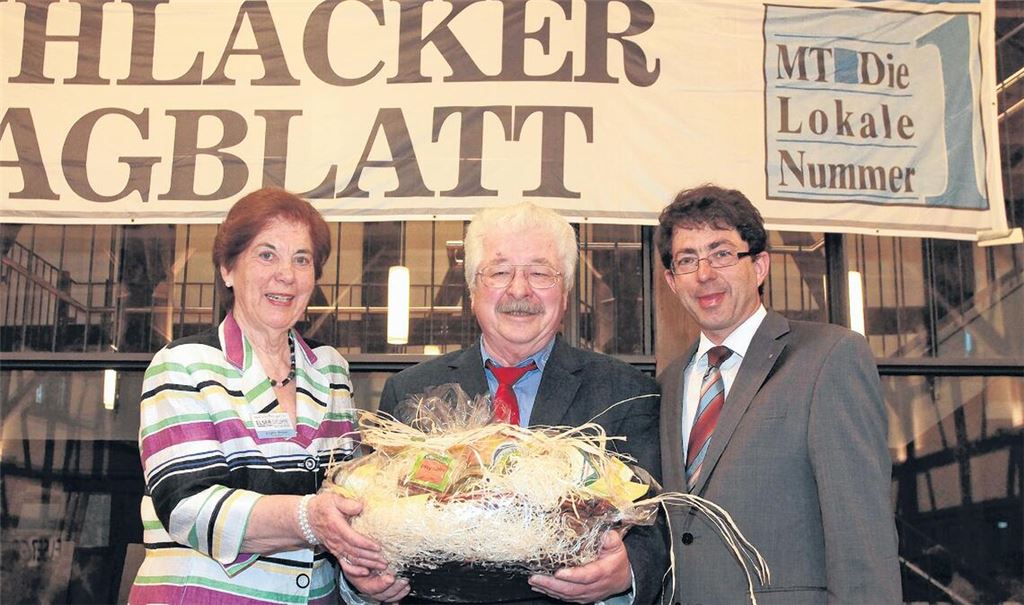 Gerhard Schwörer (Mitte), hier bei einer Ehrung des Mühlacker Tagblatt, war ein Fußballer und Fußballfunktionär mit Leib und Seele. Foto: Archiv