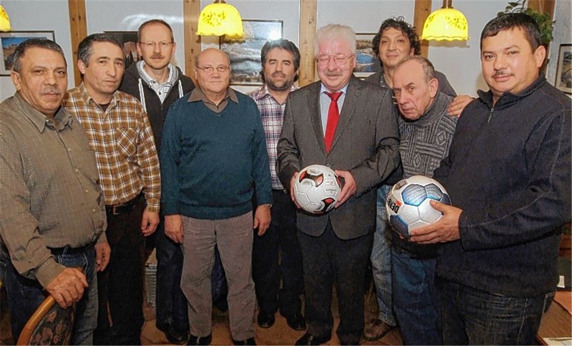 Gerhard Schwörer hat neben lobenden Worten zwei Fußbälle für den Jubiläumsverein im Gepäck. Darüber freuen sich Sebattin Yildirim (v.re.), Gerhard Eichert, Sahin Yildirim, Süleyman Özdemir, Rainer Ruoff, Achim Kröger Halis Özdemir und Sadettin Yildirim. 