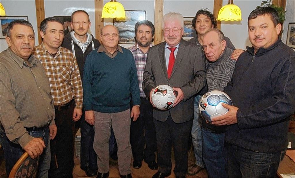 Gerhard Schwörer hat neben lobenden Worten zwei Fußbälle für den Jubiläumsverein im Gepäck. Darüber freuen sich Sebattin Yildirim (v.re.), Gerhard Eichert, Sahin Yildirim, Süleyman Özdemir, Rainer Ruoff, Achim Kröger Halis Özdemir und Sadettin Yildirim. 