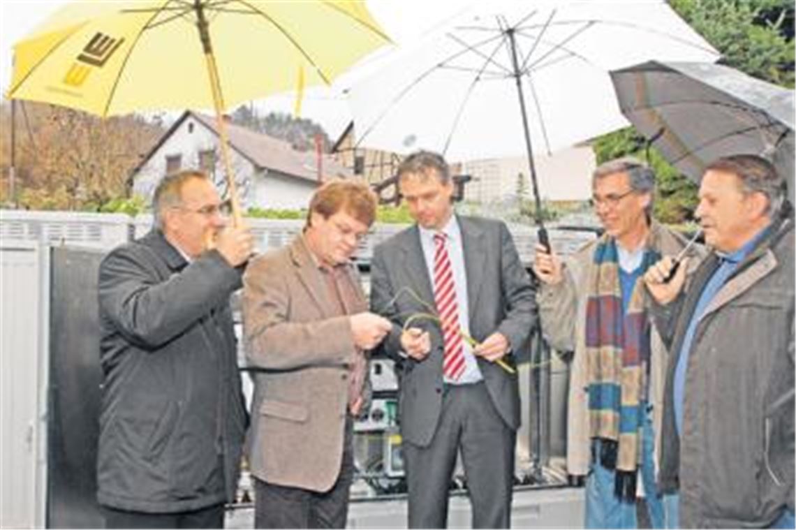 Gerhard Steinmetz, regionaler Ansprechpartner der Telekom, Bürgermeister Karlheinz Oehler, Klaus Reinemuth, Leiter der technischen Infrastrukturniederlassung Südwest der Deutschen Telekom, Wolfgang Hanisch, Internetbeauftragter der Gemeinde, und Gemeinderat Peter Gallo (v. li.) freuen sich über schnelles Internet in Iptingen. Foto: Tilo Keller