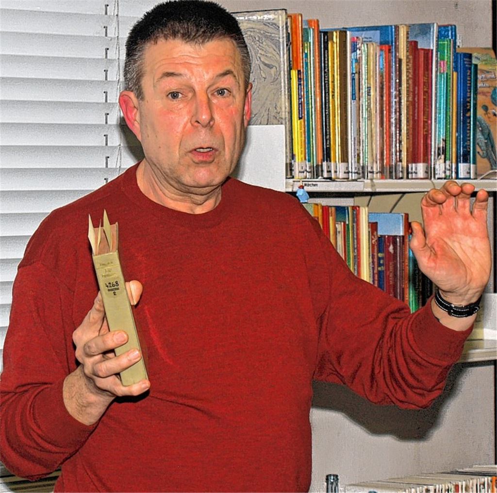 Gerhard Weiß bei dem Leseabend in der Mühlacker Stadtbibliothek. 