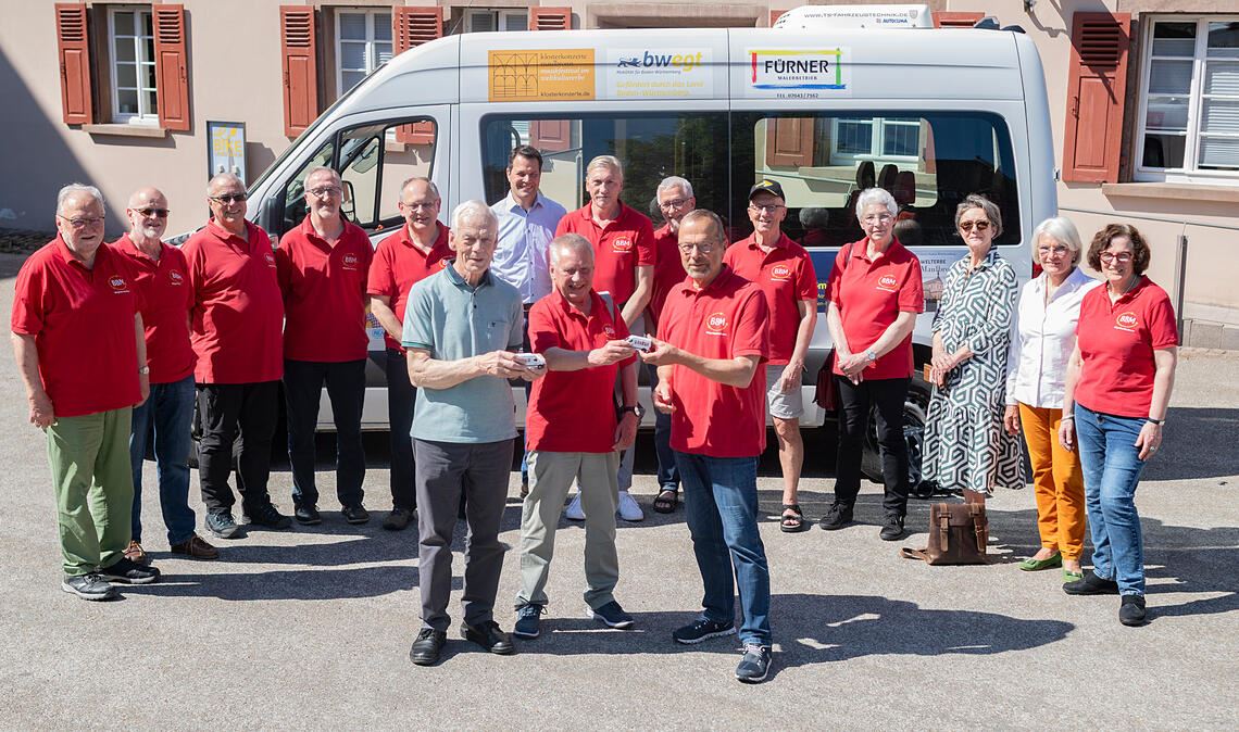 Gerhard Wilde von Wildemann (vorne li.) und Albert Kärcher (vorne re.). Foto: Fotomoment