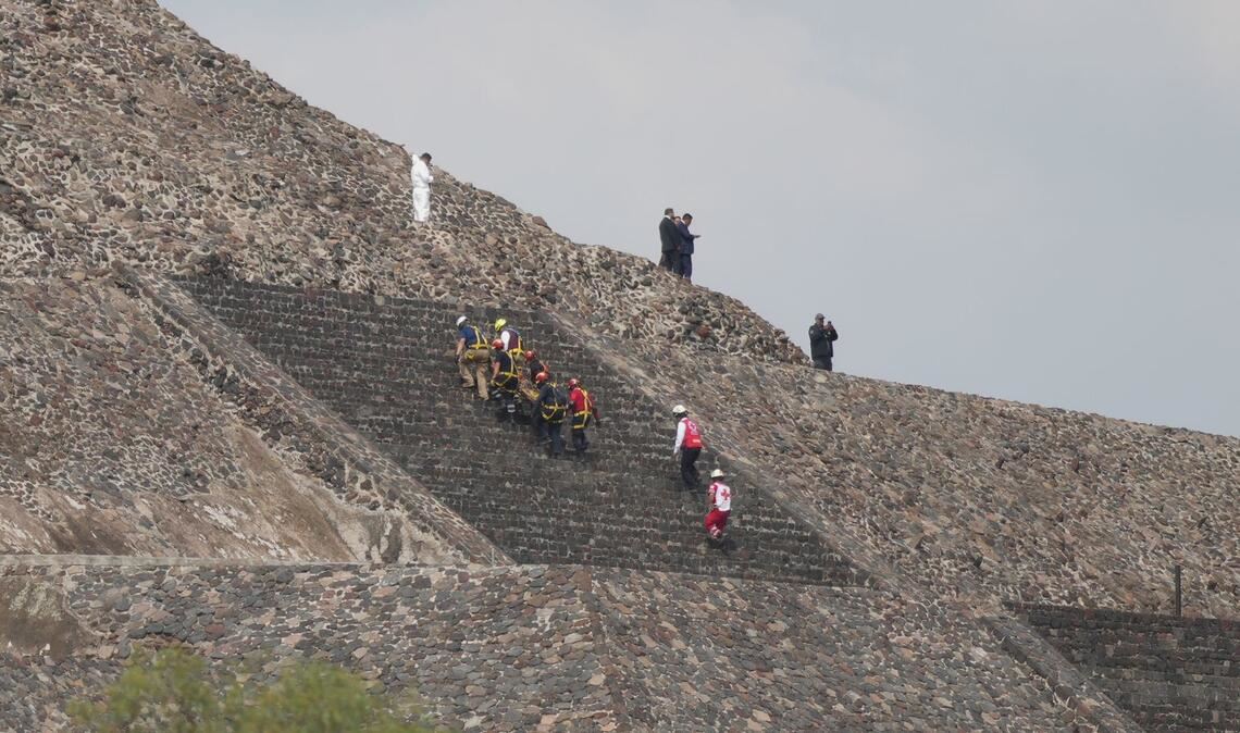 Gerichtsmediziner entfernen die Leiche eines Opfers von einer Pyramide in Mexiko, nachdem ein Bewaffneter hier das Feuer eröffnet hatte.