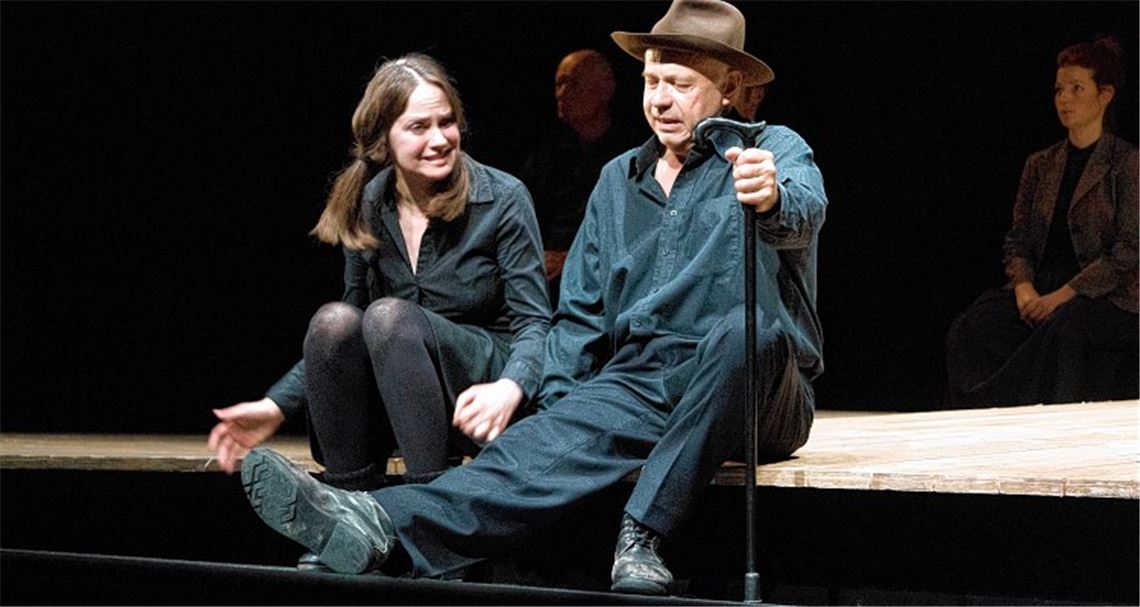 Gerlinde (Nikola Norgauer) erfährt vom Vater (Florian Münzer) die vermeintliche Wahrheit, dass der Geliebte ihr Bruder ist.