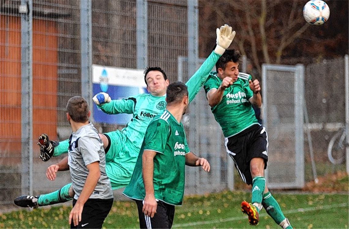 Germania Singen unter Druck: Der Torhüter der Gastmannschaft hat Mühe, die Angriffe der starken SpVgg Zaisersweiher (grüne Trikots) abzuwehren. 