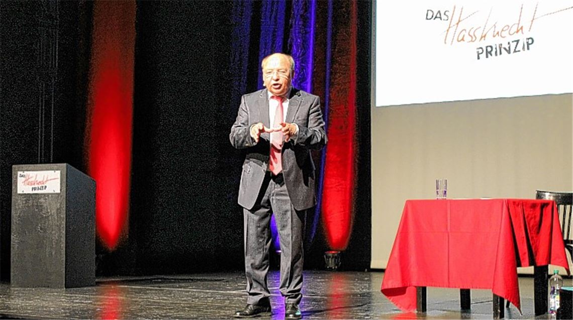 Gernot Hassknecht stellt in Pforzheim sein Choleriker-Prinzip vor.