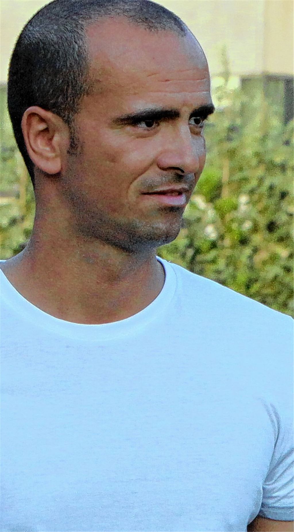 Gero Italiano (li.) peilt mit der SG Ölbronn-Dürrn den Turniersieg an. Schon 2012 war der SV Iptingen (re.) Ausrichter des Plattenpokals und behielt den Pott gleich in der eigenen Vitrine. Fotos: Eigner