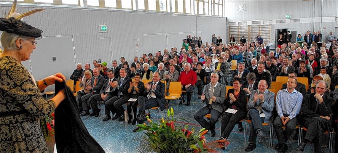 Gertrud Eckstein als „Lisbeth“ hat beim Neujahrsempfang die Lacher auf ihrer Seite. Foto: Schott