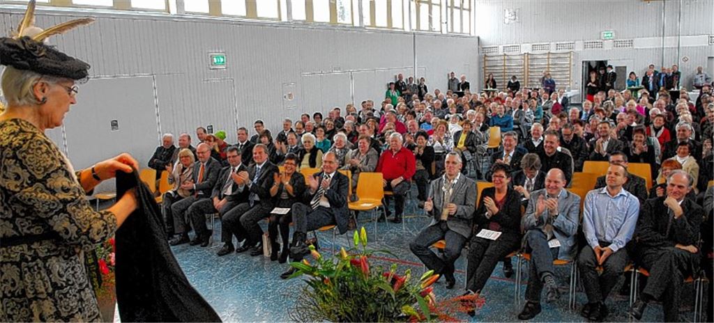 Gertrud Eckstein als „Lisbeth“ hat beim Neujahrsempfang die Lacher auf ihrer Seite. Foto: Schott