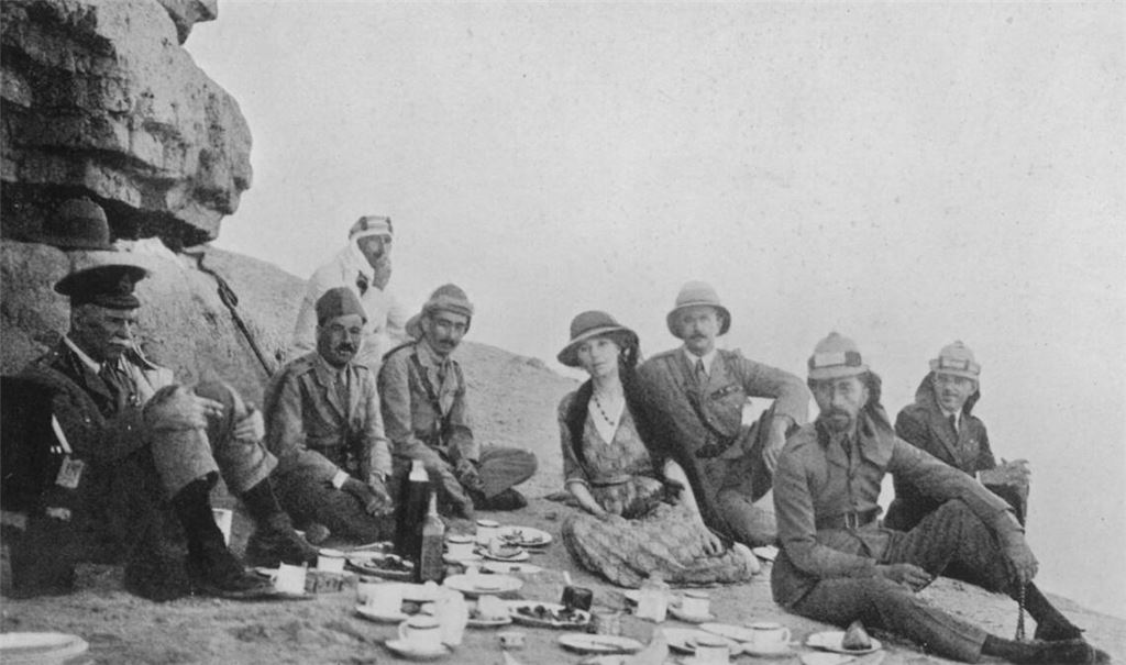 Gertrude Bell (Mitte) bei einem Picknick mit dem irakischen König Faisal (Zweiter von rechts) im Jahr 1922.