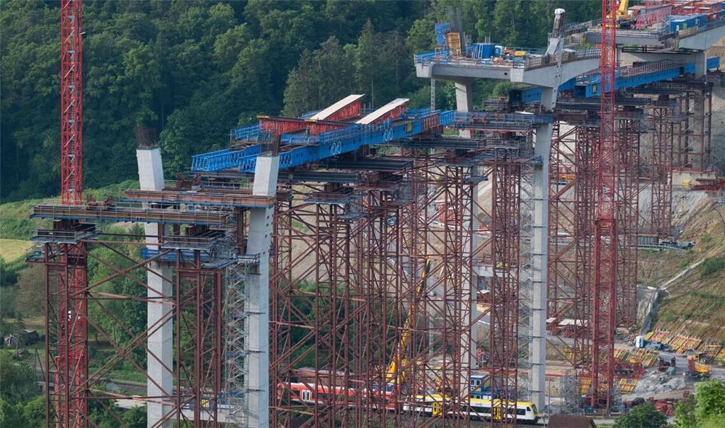 Gerüste sind an der Baustelle einer Hochbrücke zu sehen (Archivbild).