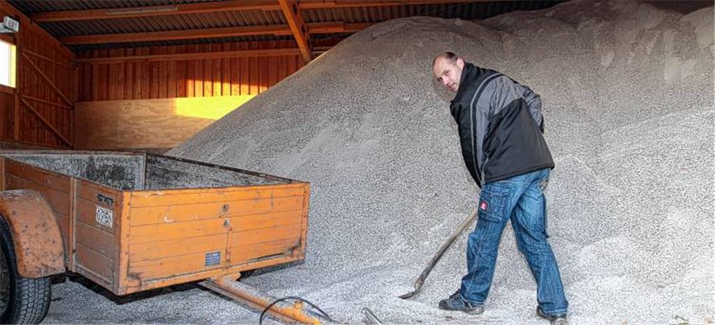 Gerüstet für Schnee und Eis: Meterhoch lagert der Mühlacker Bauhof Streusalzvorräte in seiner Halle in Dürrmenz. Leiter Stefan Lipps greift selbst zur Schaufel. 