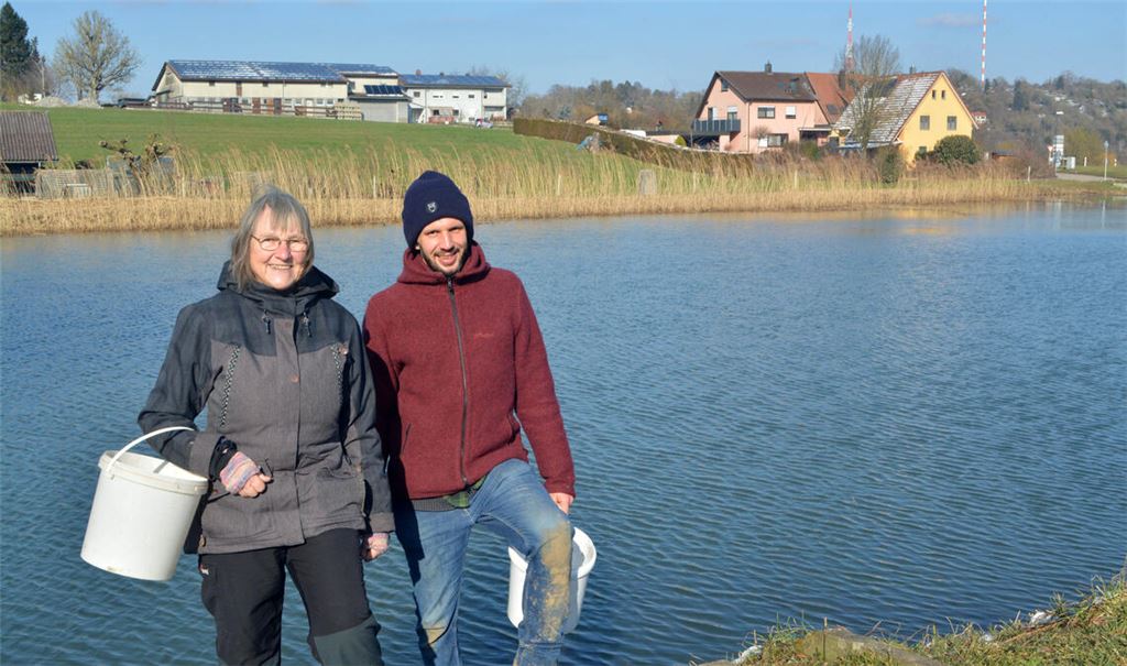 Gerüstet für die Amphibien-Einsammelaktion am Dürrmenzer Wullesee: Waltraud Pfau und Michael Hudak suchen noch weitere Mitstreiterinnen und Mitstreiter. Fotos: Stahlfeld