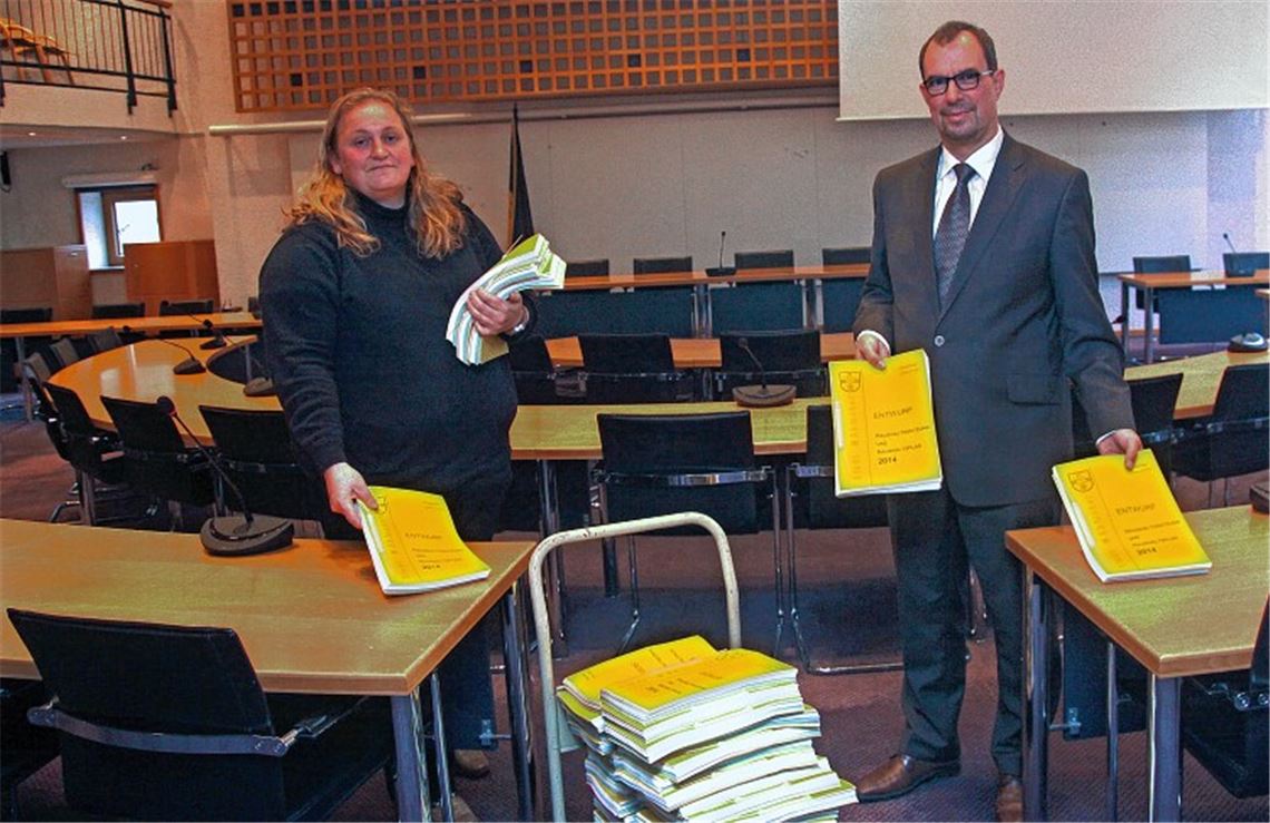 Gerüstet für die Gemeinderatssitzung am Abend: Oberbürgermeister Frank Schneider und Stadtkämmerin Martina Rapp stellen vorab die Eckpunkte ihres Haushaltsplanentwurfs vor.