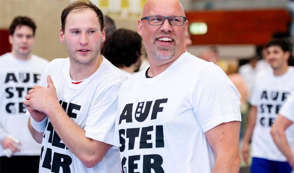 Geschäftsführer  Axel Kromer (re.) und  Kapitän Tobias Heinzelmann im Aufstiegsshirt des HBW Balingen Weilstetten.