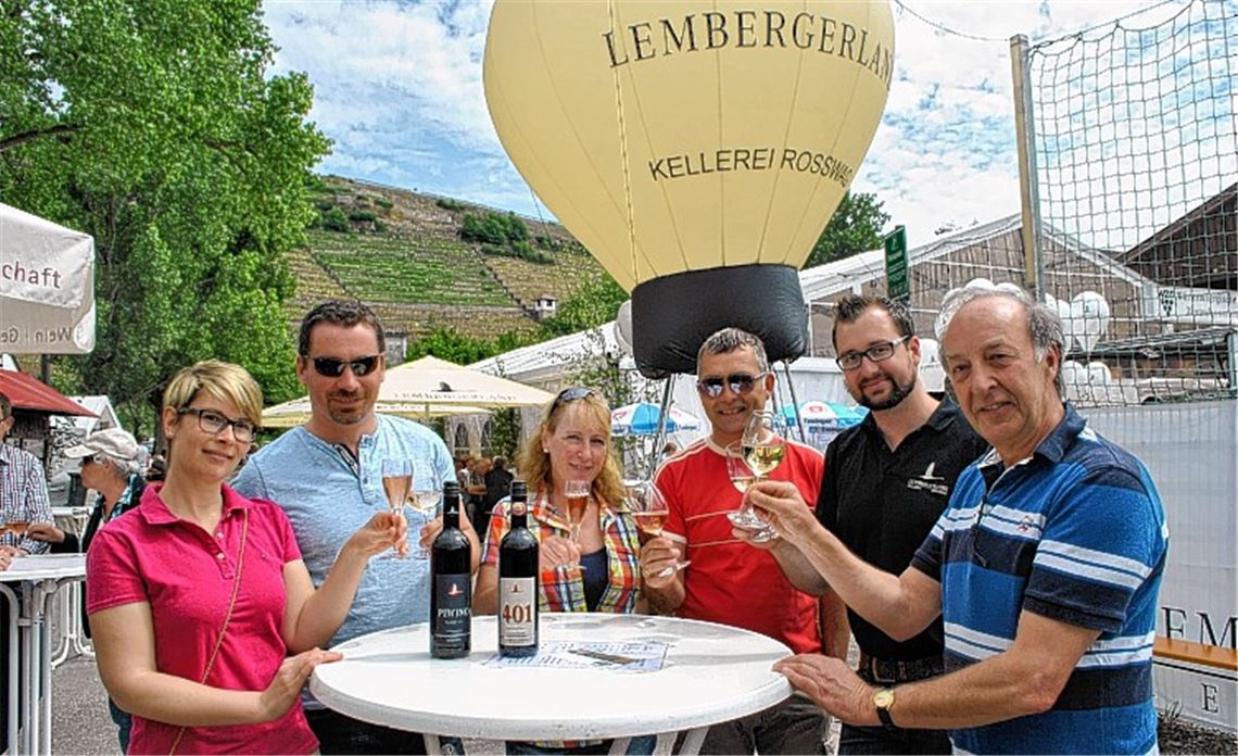 Geschäftsführer Christian Kaiser (2.v.re.) freut sich über viele Besucher.Foto: Stahlfeld