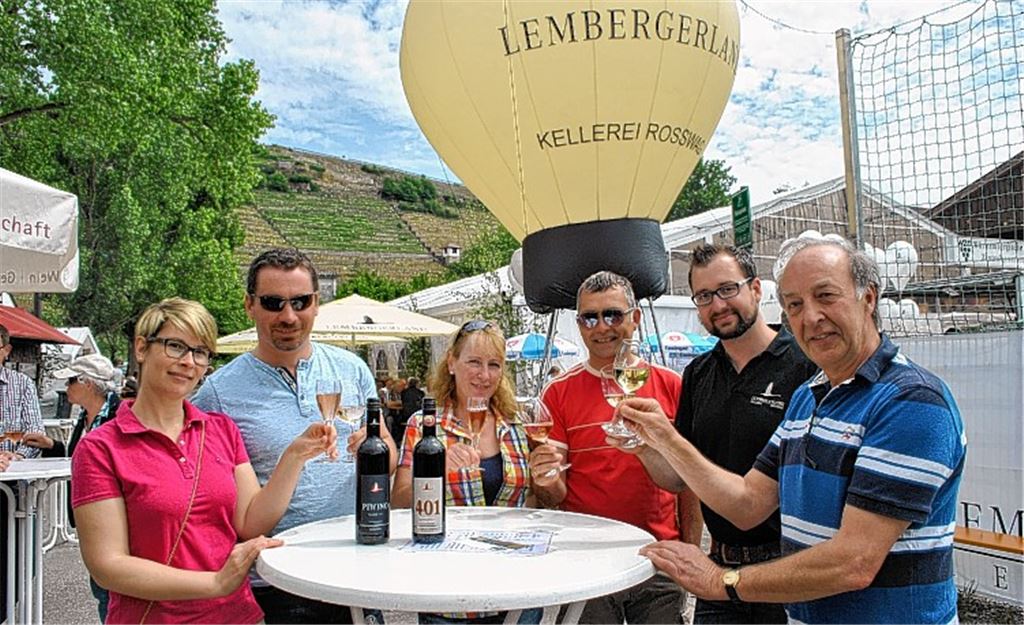 Geschäftsführer Christian Kaiser (2.v.re.) freut sich über viele Besucher.Foto: Stahlfeld