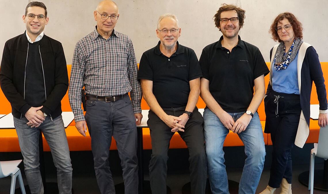 Geschäftsführer Dirk Berner (v.li.), Karl Craiß, Vorstand der Christophorus-Hilfe, Helmuth Lohner, Solo-Trompeter der Porsche Big Band, Meinhard „Obi“ Jenne, Gründer und Leiter der Porsche Big Band, und Susanne Exner von der Christophorus-Hilfe. Foto: Bastian