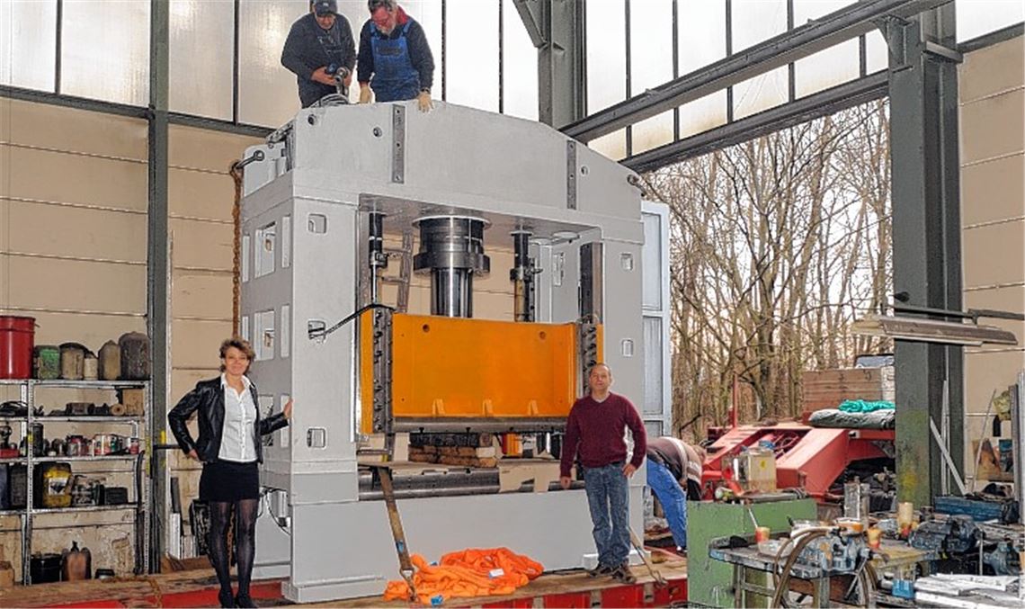 Geschäftsführer Eberhard Kick (re.), technische Zeichnerin Barbara Krauth und Arbeiter der Firma Hiller und Lutz beim Verladen