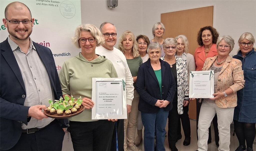 Geschäftsführer Fabian Bunzel (li.) dankt dem Grünen Team um Koordinatorin Susanne Jost (re. daneben) und Sprecherin Maya Wittke (2. v. re.). Foto: Schröder