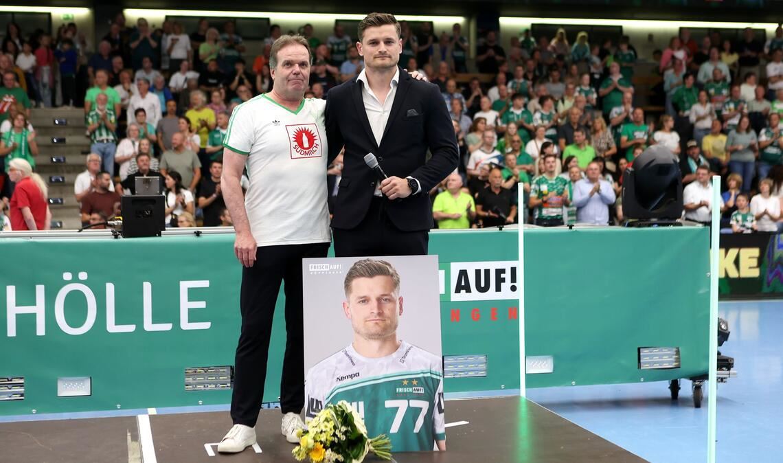 Geschäftsführer Gerd Hofele verabschiedete den einzigen Frisch-Auf-Abgang David Schmid, der nach Informationen unserer Redaktion zu Olympiakos Piräus wechselt.
