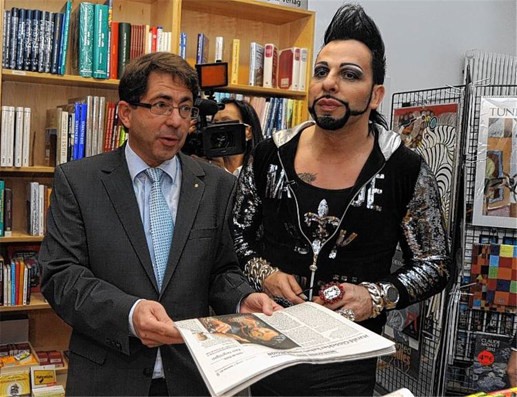 Geschäftsführer Hans-Ulrich Wetzel zeigt seinem Gast die Buchhandlung Elser – und dass in in der Heimat über den berühmten Sohn der Region berichtet wird.