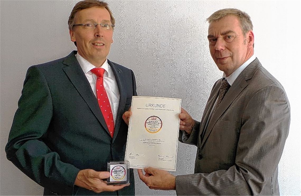 Geschäftsführer Hartmut Keller (li.) und Pressesprecher Harald Brandl freuen sich über die Auszeichnung.