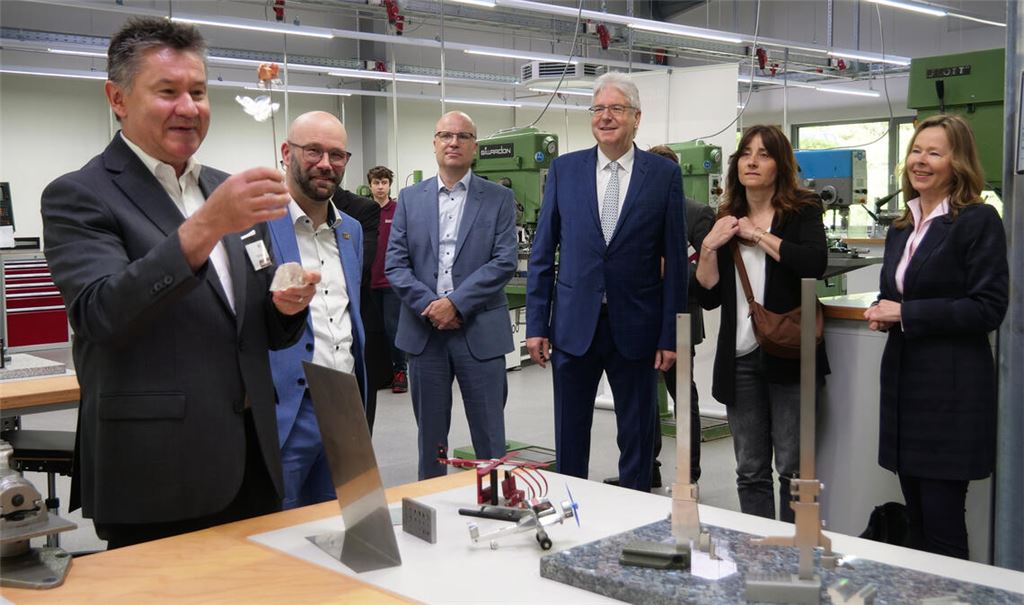 Geschäftsführer Jürgen Pfab (li.) führt durch die neuen Räumlichkeiten. Foto: Friedrich